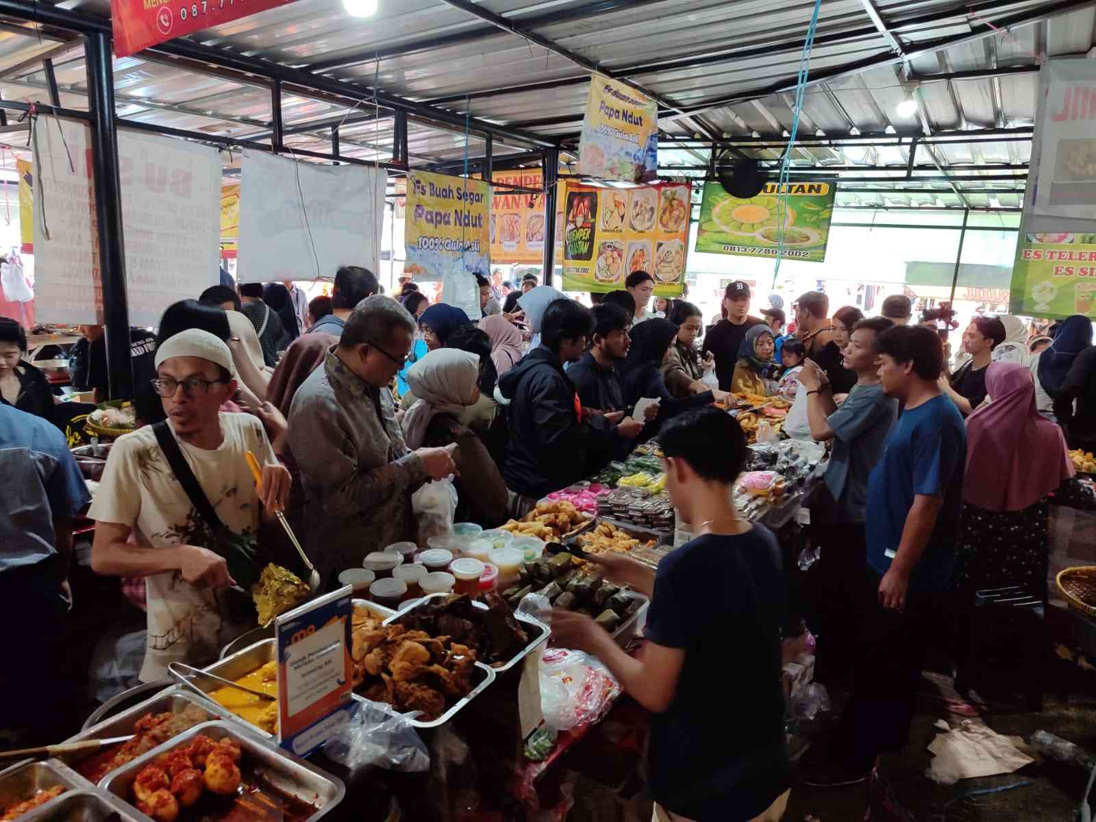 Beragam pilihan takjil di Bazar Takjil Benhil (dok.windhu)