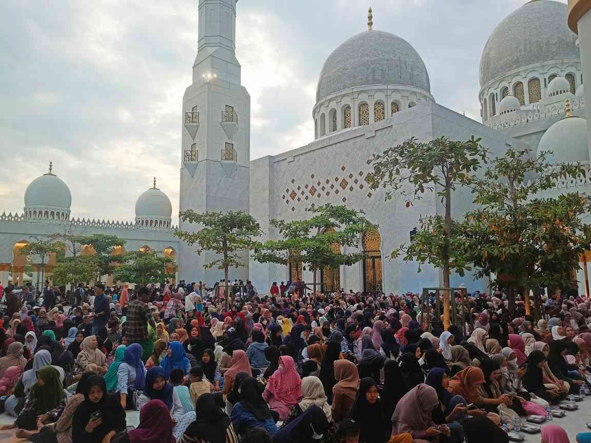 Para jamaah yang sudah menanti berbuka bersama di selasar masjid. Foto: Rania Wahyono