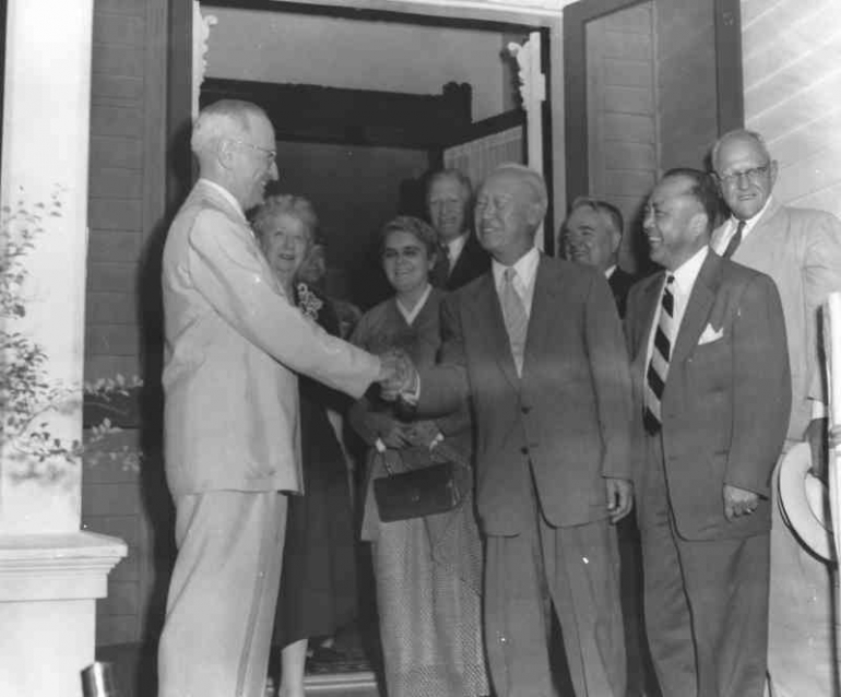 Presiden Harry S. Truman sedang berjabat tangan dengan Presiden Syngman Rhee (Sumber: Truman Library)
