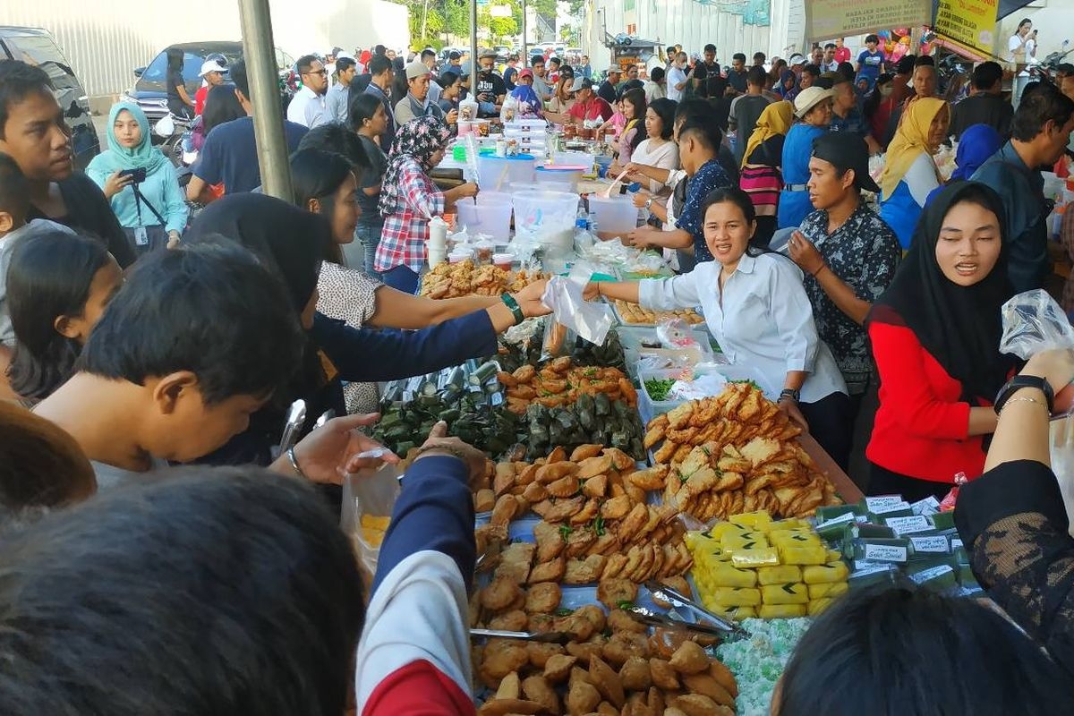 Kesibukan berburu takjil di Bendungan Hilir, Jakarta Selatan pada hari pertama Ramadhan Senin (6/5/2019). (Foto: KOMPAS.com / VITORIO MANTALEAN) 