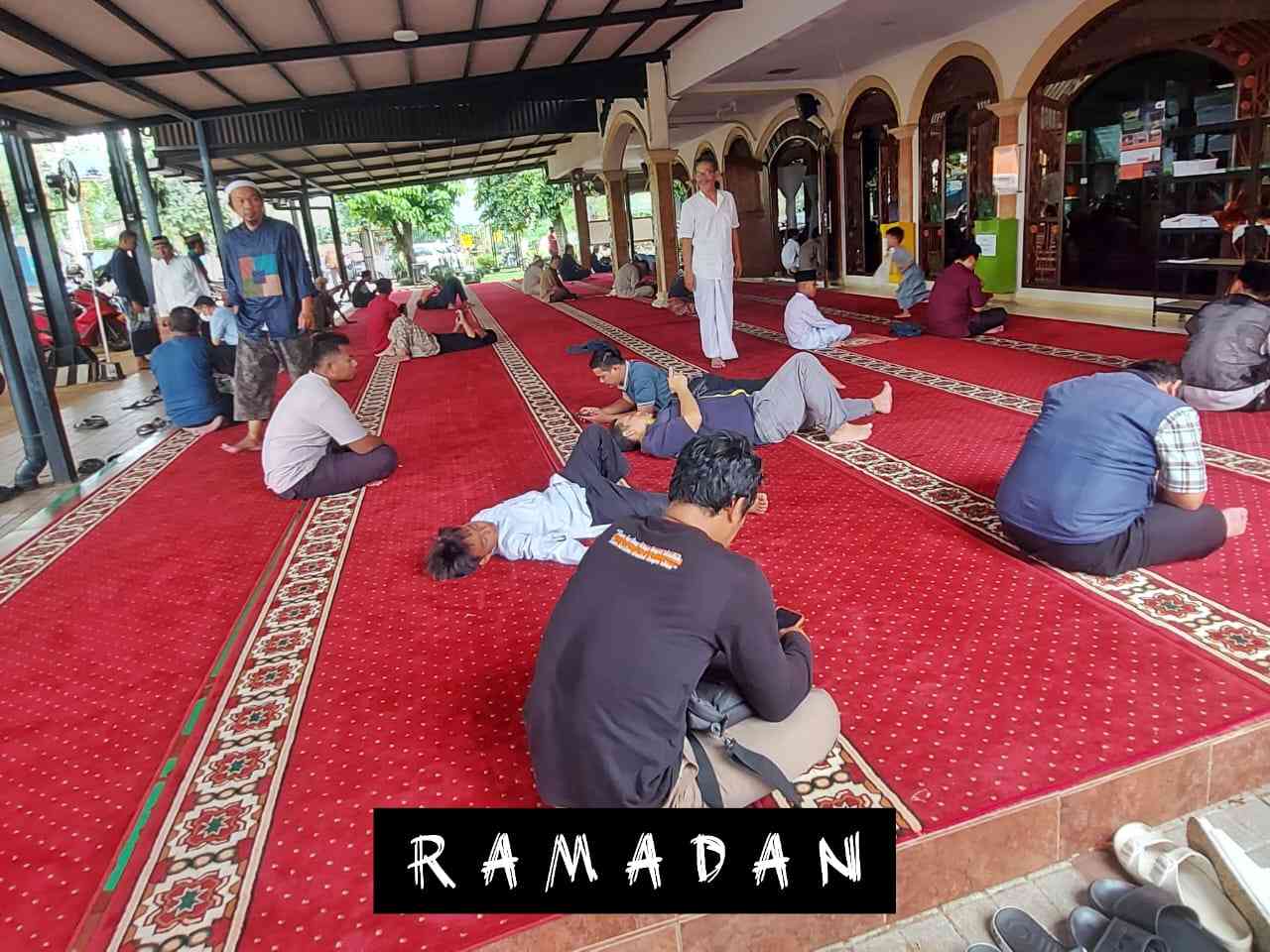 Ilustrasi. Bercengkerama seusai salat Jumat 7 Maret 2025 di masjid dekat rumah di Bogor.  (Dokumentasi Pribadi).