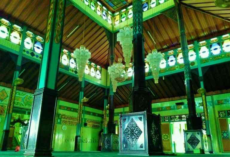 Interior Masjid Bersejarah Sultan Suriansyah, Banjarmasin | @kaekaha