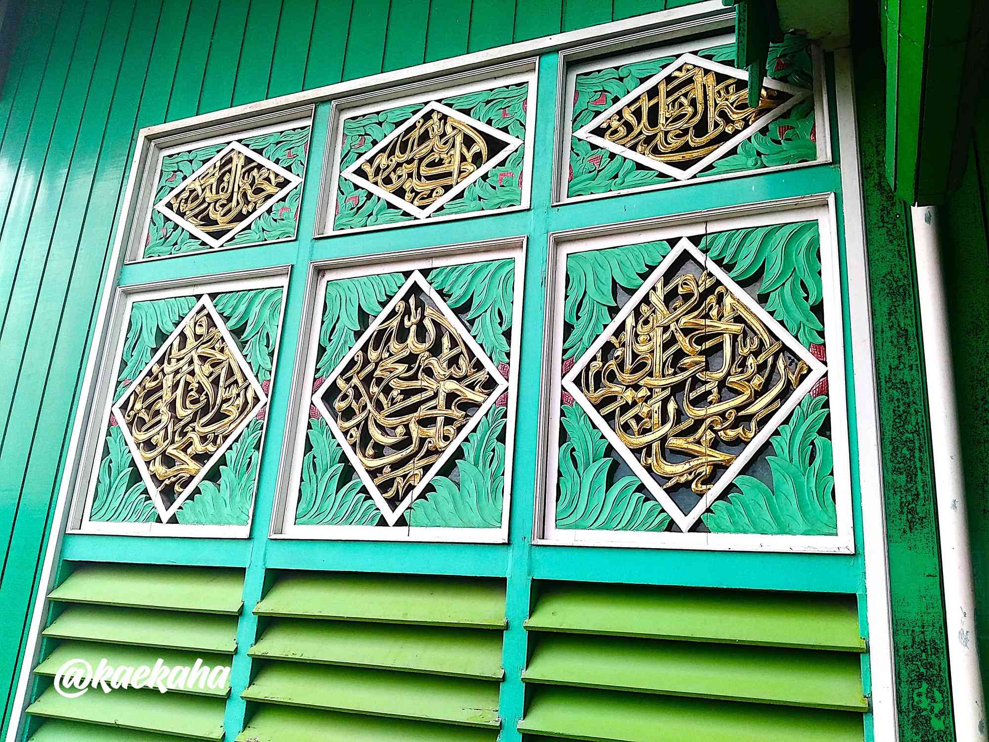 Ornamen Kaligrafi dengan Bingkai styling dedaunan pada Tawing atau Dinding Masjid | @kaekaha