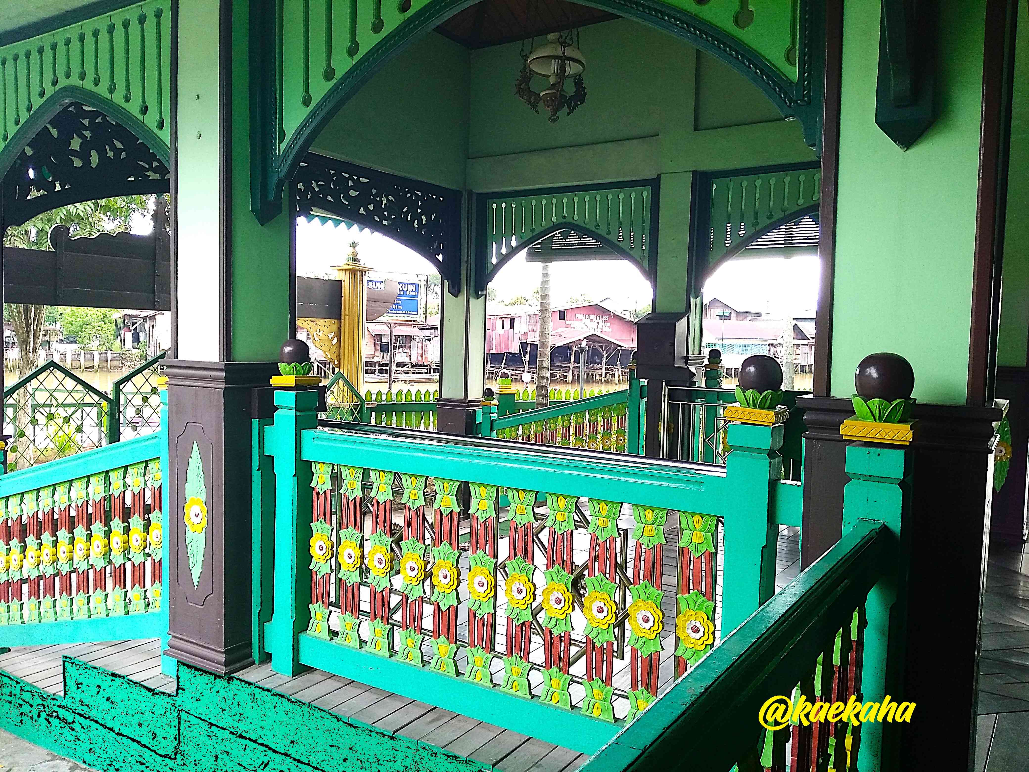 Beranda Cantik dengan Elemen Atang atau Pagar Kayu Klasik &nbsp;@kaekaha