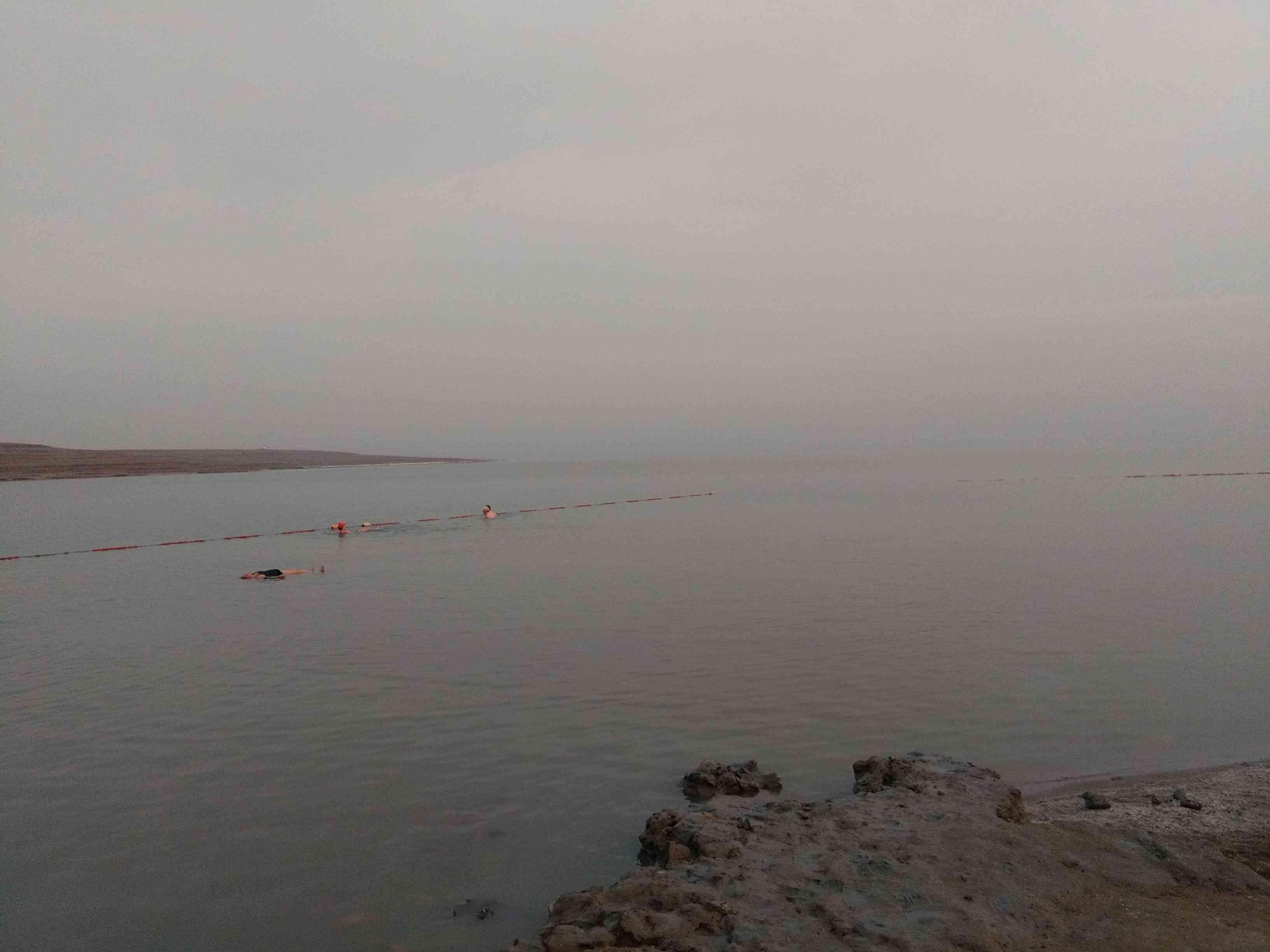 Laut Mati sebenarnya adalah sebuah danau hipersalin yang memiliki ukuran sangat luas. (sumber foto: Jandris_Sky)