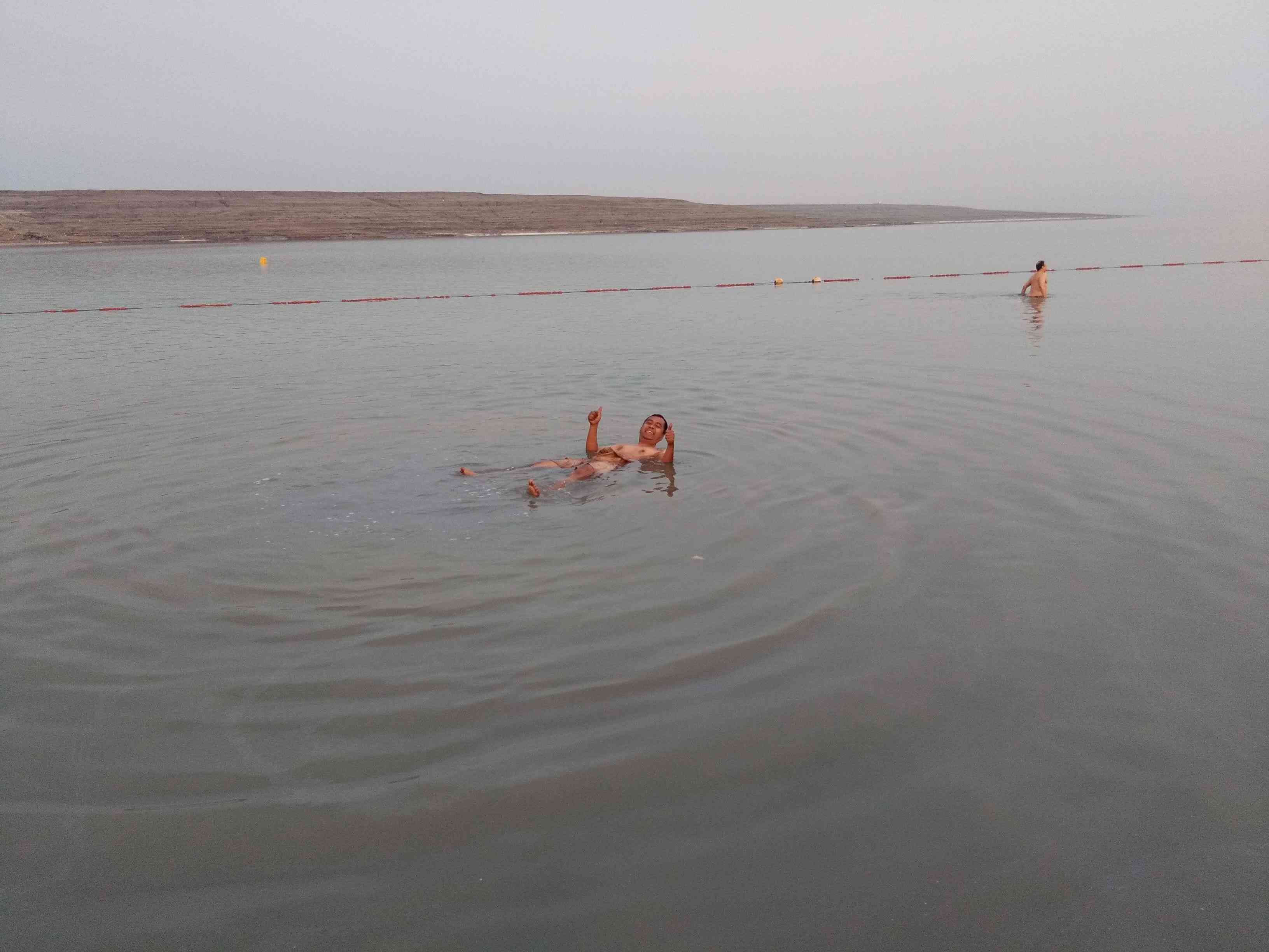 Tanpa perlu berenang, tubuh akan otomatis mengapung di permukaan air berkat kadar garam yang tinggi. (sumber foto: Jandris_Sky)