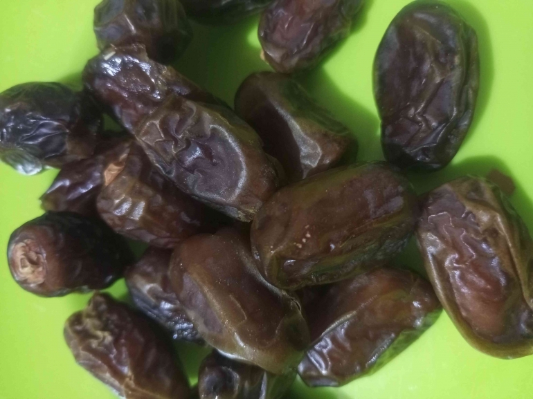 Buah kurma yang sering dikonsumsi saat berbuka puasa. (sumber foto: Jandris_Sky)