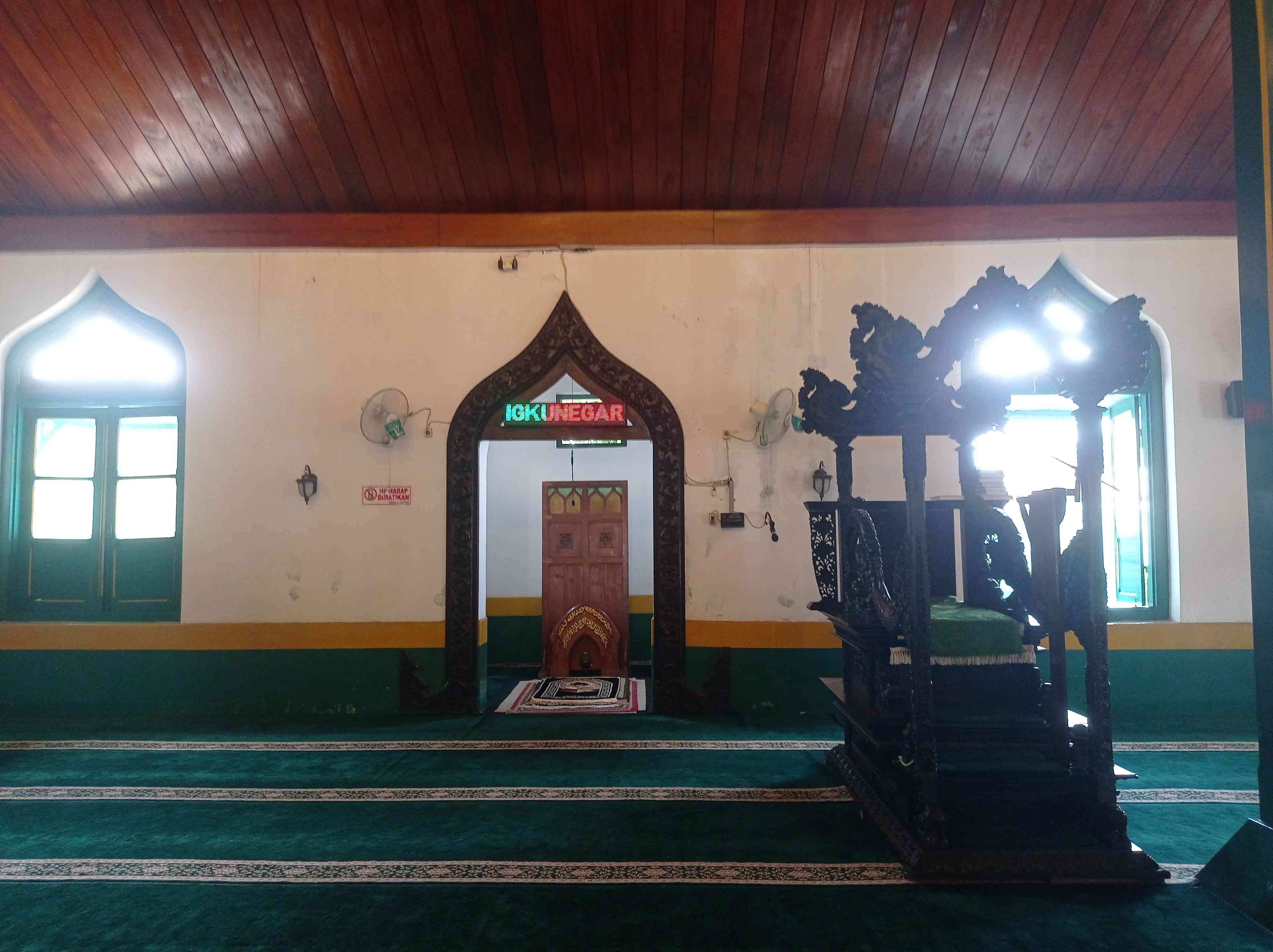 Bagian dalam Masjid Al-Wustho kental akan nuansa Mangkunegaran (Dok. Pribadi) 