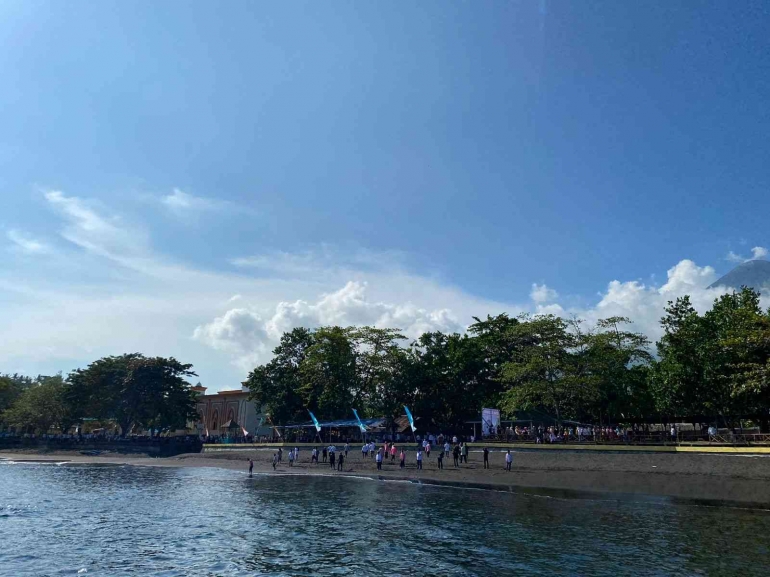 Foto Panorama Pantai Sulamadaha di areal berpasir hitam, 23 Des 2024 (Dokpri/&wiekf)