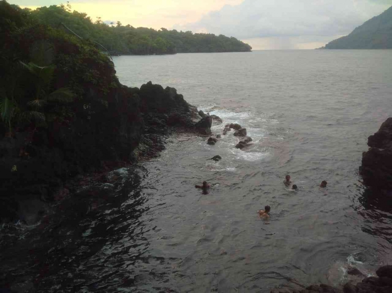 Foto Anak-anak sedang Berenang diantara Bebatuan Besar di Kelokan Sarage Mangele Pantai Sulamadaha. 09 Maret 2025. Pukul. 16:31 WIT. (Dokpri/&wiekf)