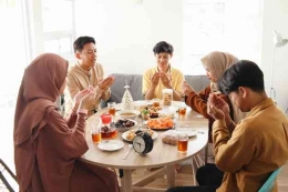 foto berbuka puasa bersama keluarga ( Sumber : Freepik )