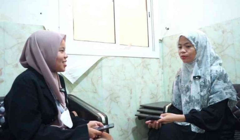 Salah satu team KKN melakukan wawancara bersama dengan bagian kurikulum Sekolah Indonesia Makkah.Â