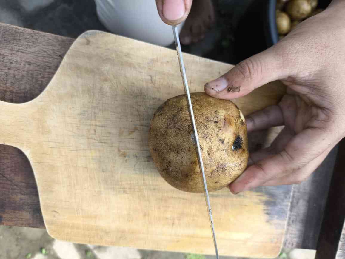 Membuat keripik kentang yang gurih dan cripsy (Foto Dodik Suprayogi)