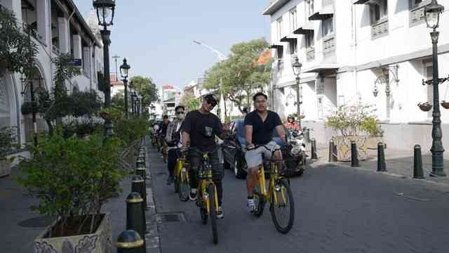 Bersepeda berkeliling di Kota Lama Semarang (Sumber: Kemenparekraf)