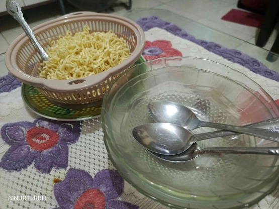 Mie yang siap bersanding dengan bakso dan tahu isi bakso (foto Nur Terbit)