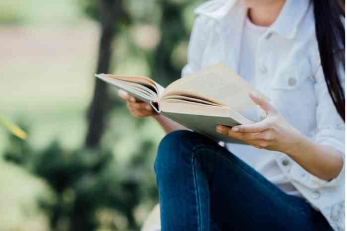 Tulisan mampu menjadi coping mechanism seseorang dalam menjaga kesehatan mental (Sumber: Freepik/jcomp)
