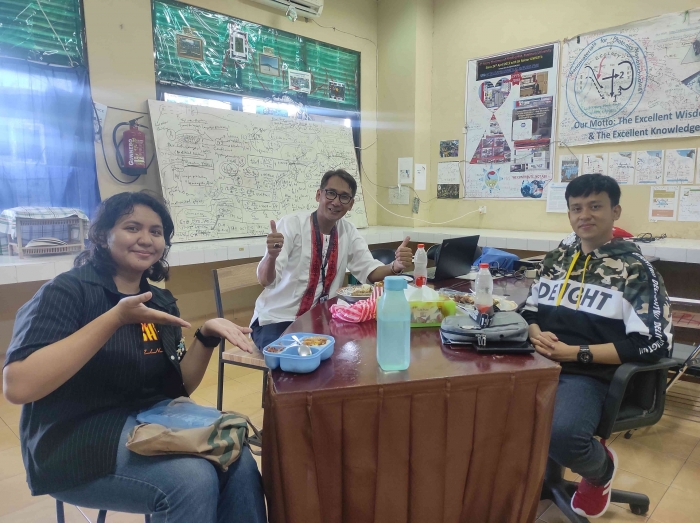 (Own photo) Lunch time with our researcher and overseas visitor.