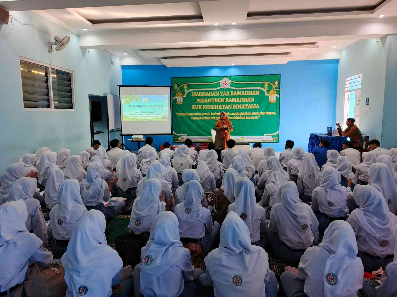 (Ibu Nuri Hastuti, S.P.Gr., M.K.M sedang memberikan sambutan pembukaan pesantren Ramadhan, foto: Ghotama)