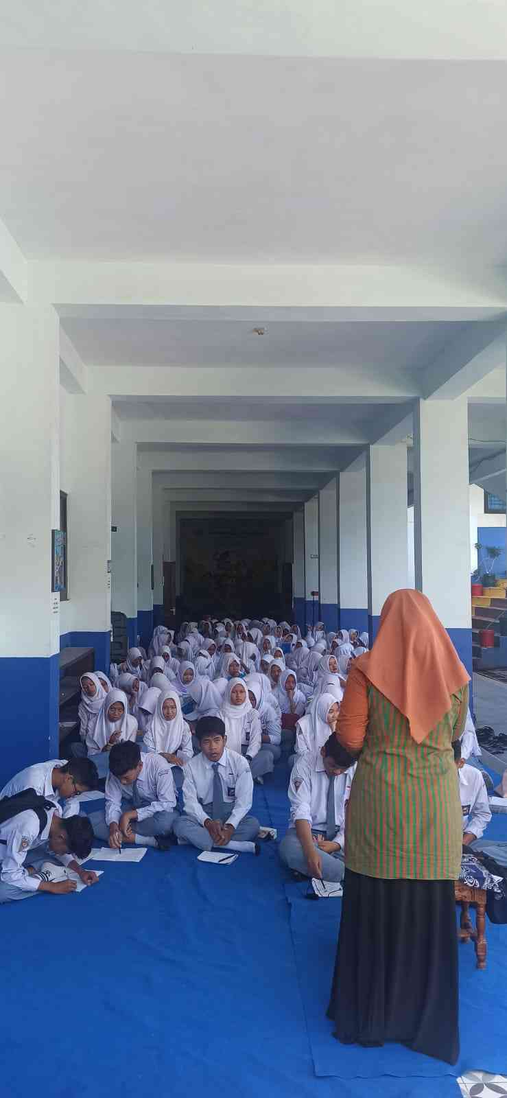 (Bu Aulia sedang mendampingi siswa kelas X, dokpri)