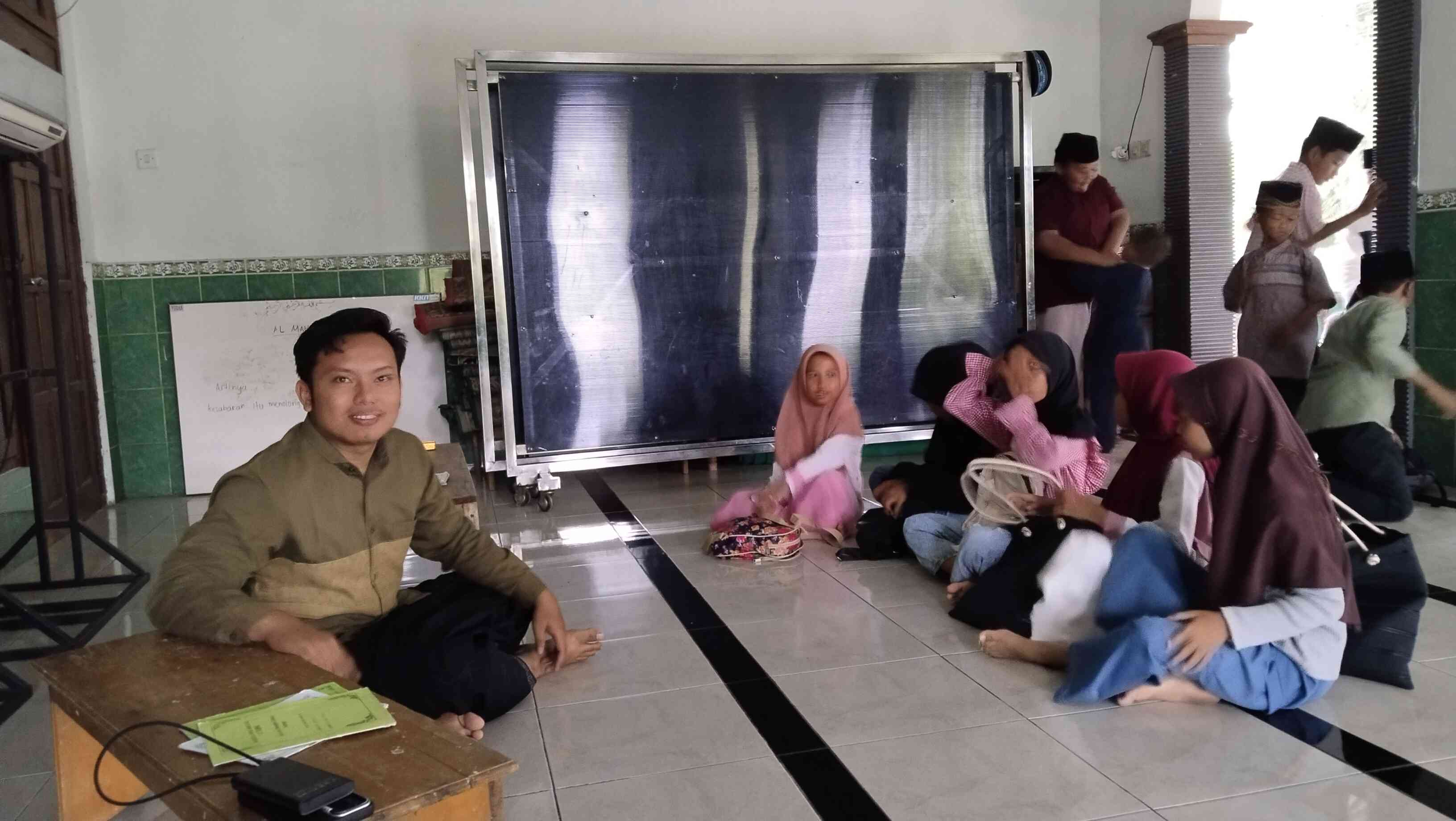 Mahasiswa dengan Anak-anak TPA (Dokumen KKNT 36 UNIDA Gontor)&nbsp;