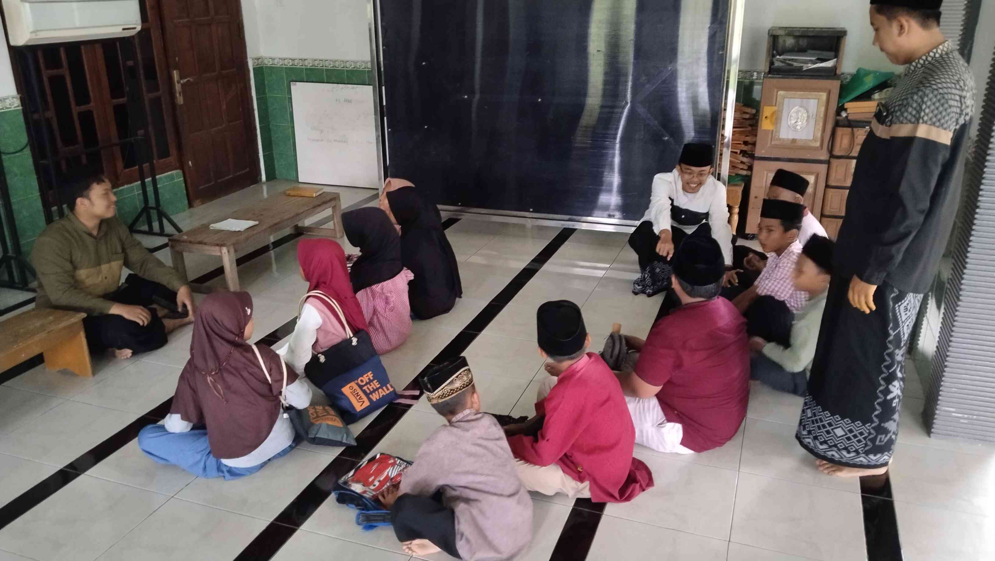 Kegiatan Belajar Mengajar TPA oleh Mahasiswa (Dokumen KKNT 36 UNIDA Gontor)