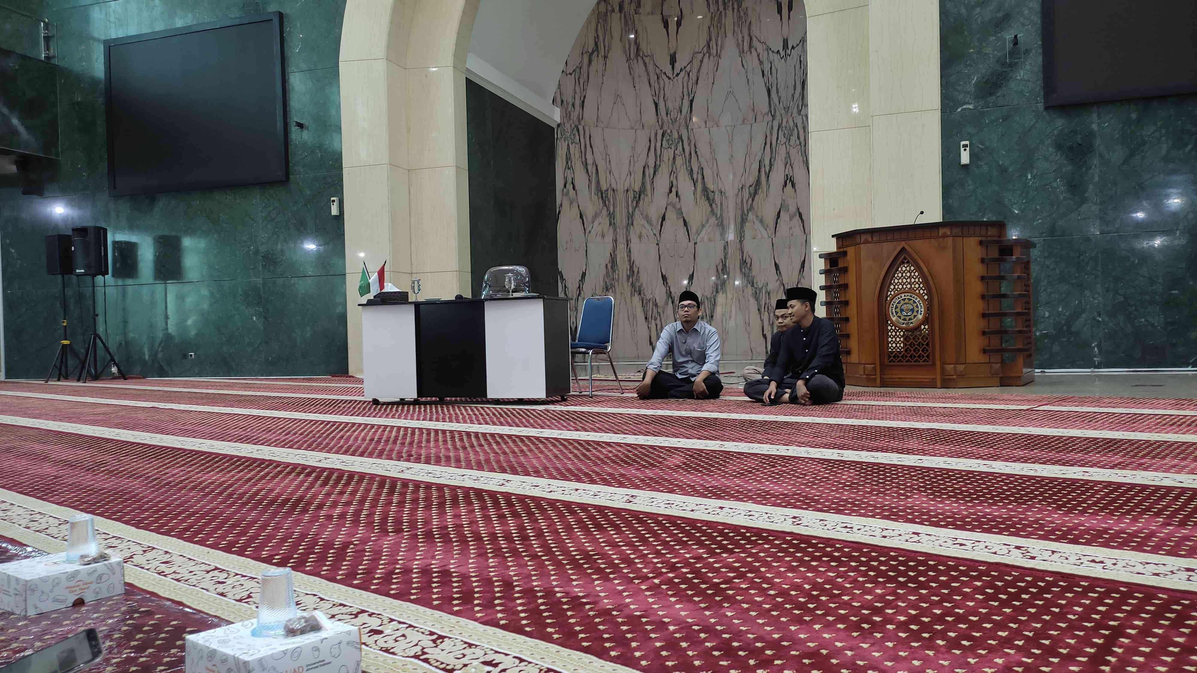 Suasana dalam Masjid Islamic Center UAD (Sumber: Dokpri)