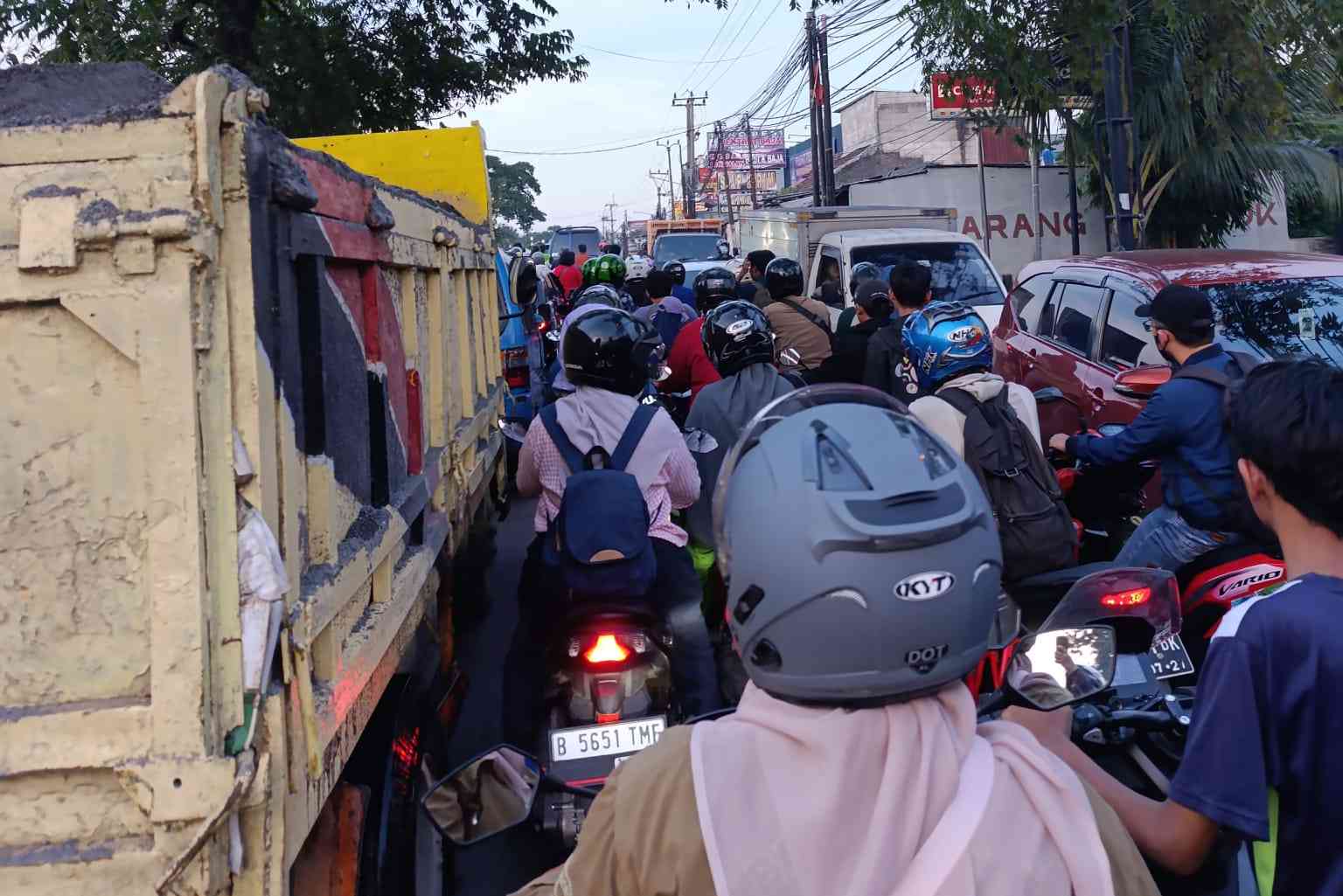 Kemacetan di jalanan (foto: widikurniawan)