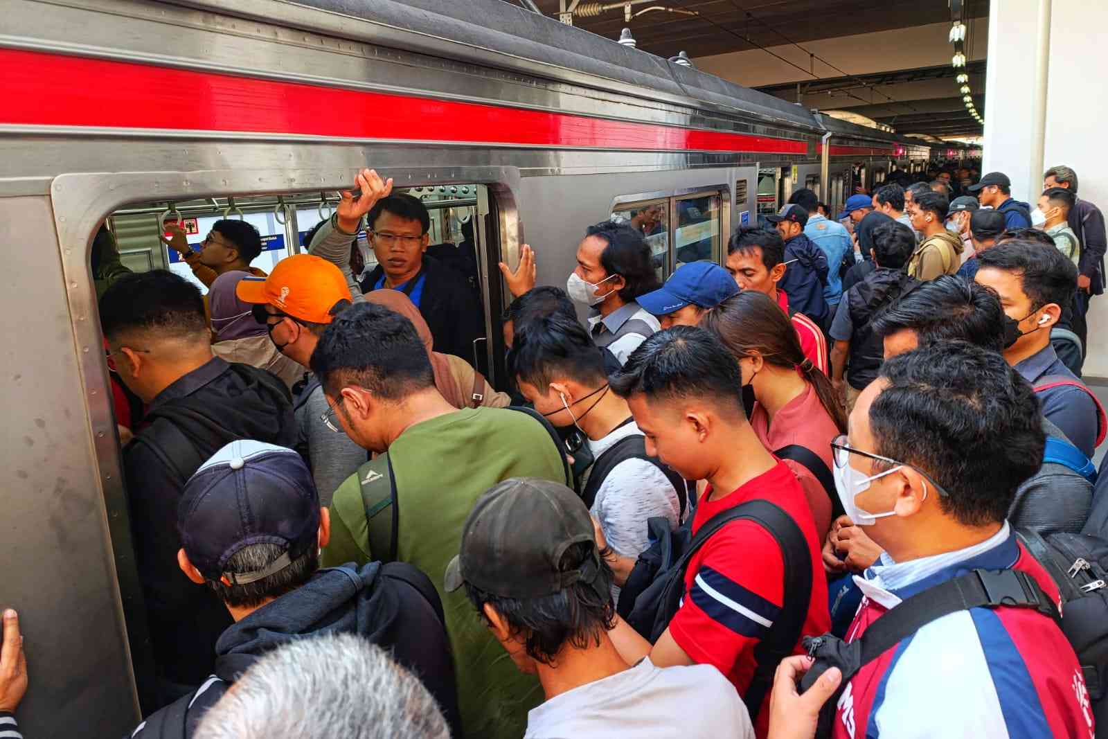 Berebutan naik KRL (foto: widikurniawan)