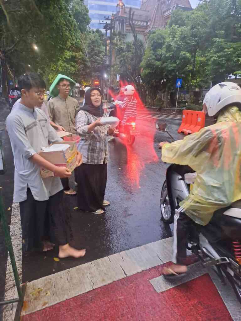 Siswa dan guru membagikan takjil pada pengendara dan pejalan kaki di depan sekolah (dokumentasi Ahfi)