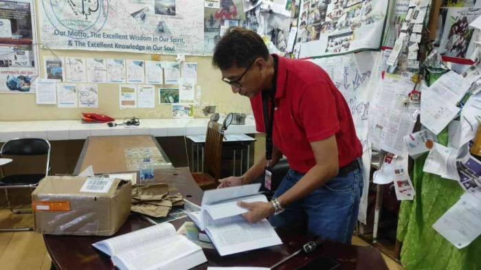 (EAT Lab photo) Excited response of Prof. Elim to seek the inside of his work as section editor in Green energy Battery.