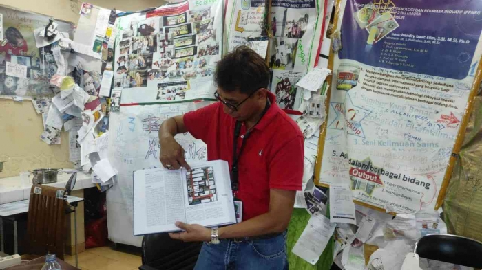 (Courtesy photo from EAT Lab) Prof. Elim is showing the content of his works collaborated with his 3 alumnus and Prof. M.V. Reddy from Canada.