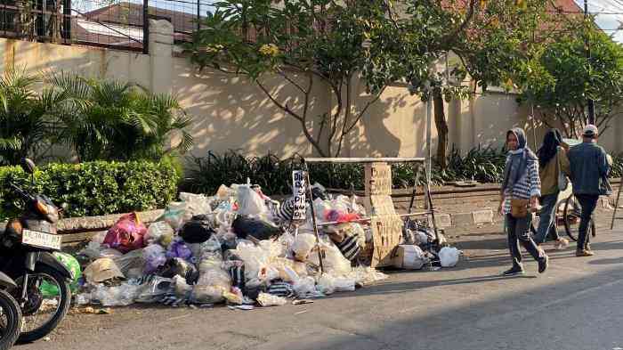 Potret: Tumpukan sampah yang tampak di sebelah selatan Pasar Beringharjo Yogyakarta & Sumber: TRIBUNJOGJA.COM/Azka Ramadhan