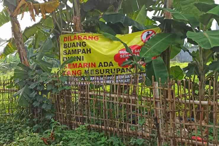 Spanduk larangan membuang sampah sembarangan (foto: widikurniawan)
