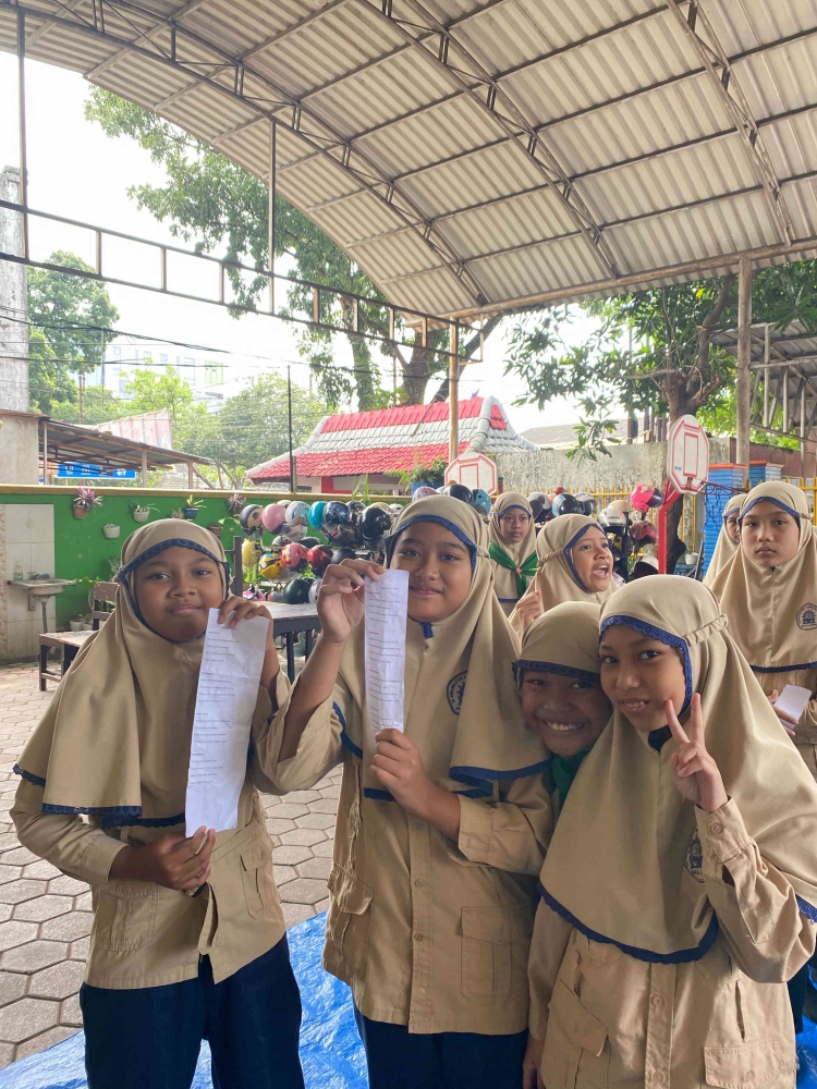 Peserta didik kelas 4 mengikuti kegiatan P5 (Sumber: Dokumentasi Pengurus)