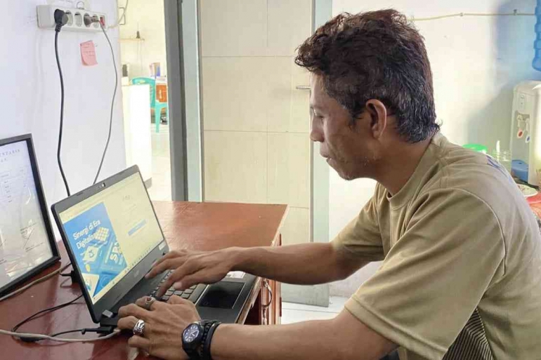 Bendahara memproses pengusulan pembayaran THR bagi jajaran petugas Lapas Wahai