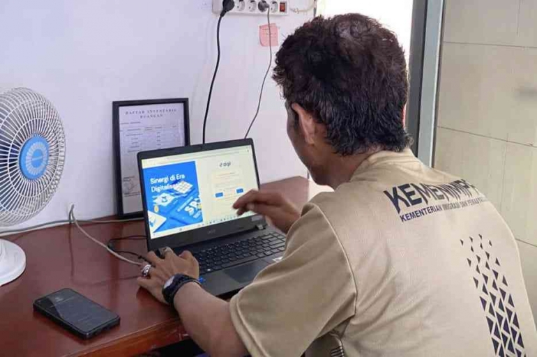 Bendahara memproses pengusulan pembayaran THR bagi jajaran petugas Lapas Wahai