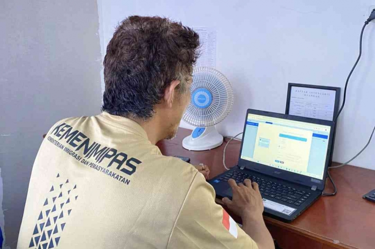 Bendahara memproses pengusulan pembayaran THR bagi jajaran petugas Lapas Wahai