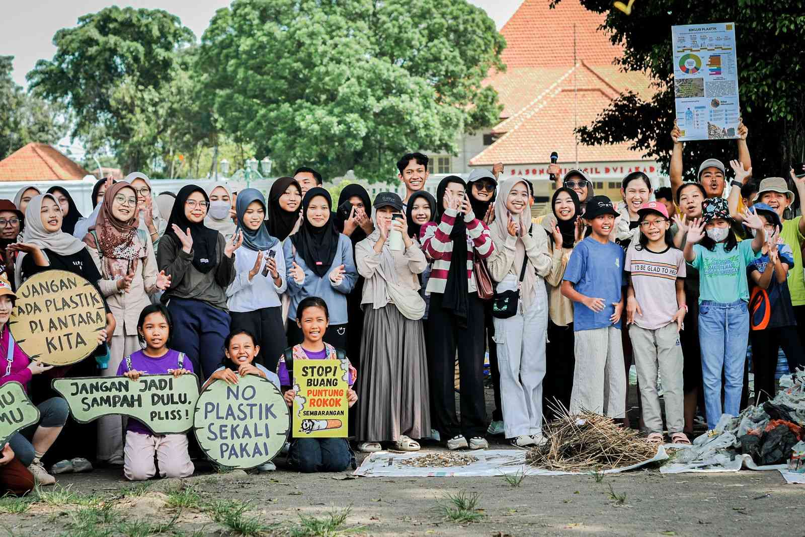 Potret: Komunitas 'Trash Hero Yogyakarta' Sedang Membersihkan Sampah Plastik & Sumber: Trash Hero Yogyakarta.