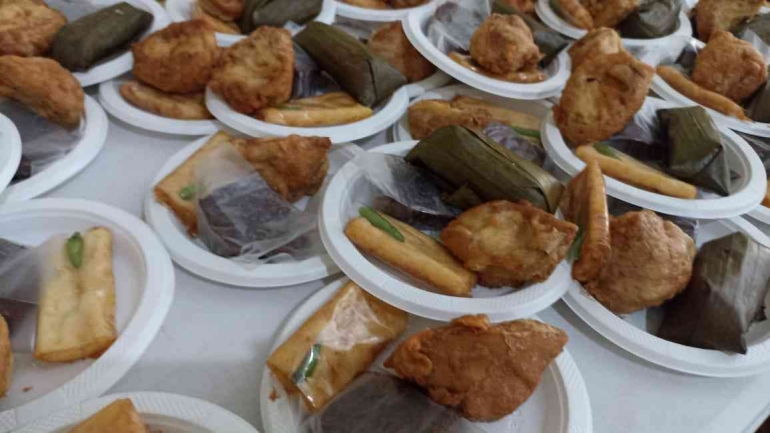 Buka bersama sambil berbagi takjil juga seru (dokpri)