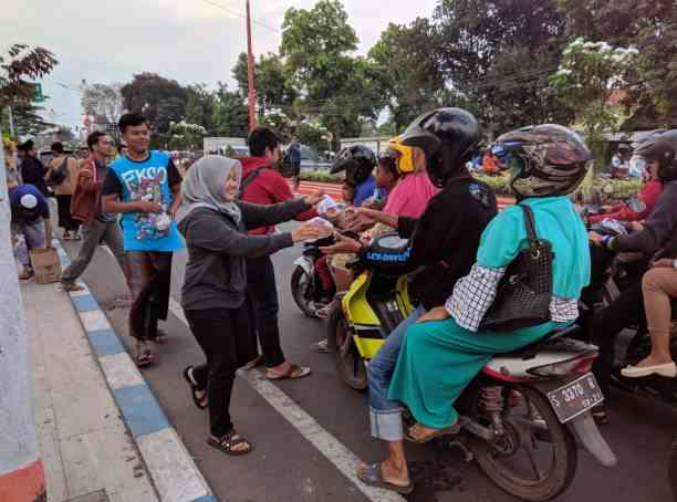 Sekelompok remaja membagikan makanan untuk berbuka puasa pengemudi - sumber gambar: istockphoto.com