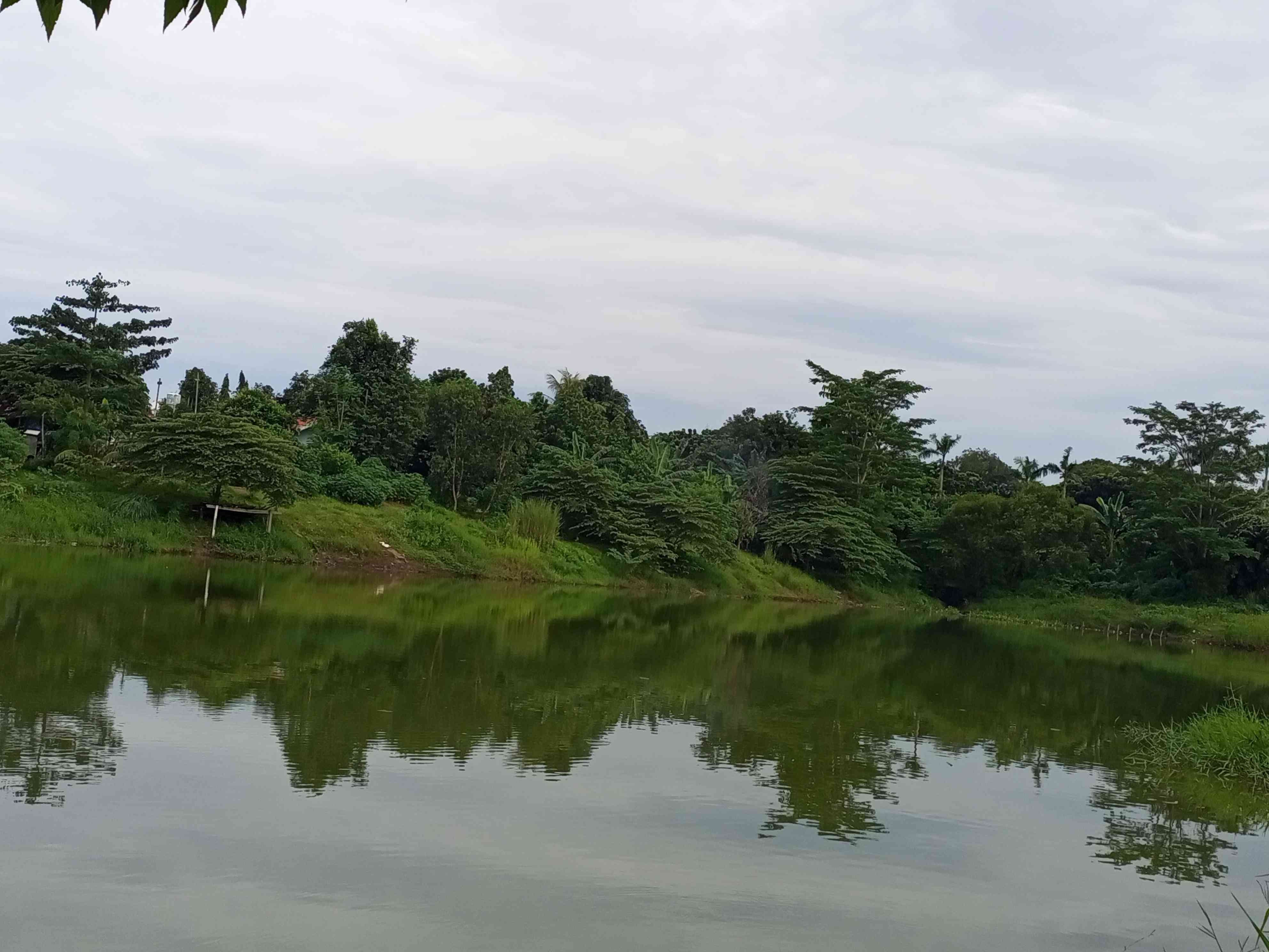 Memilih lokasi pemancingan di danau dan waduk dengan panorama keindahan alam. (sumber foto: Jandris_Sky)