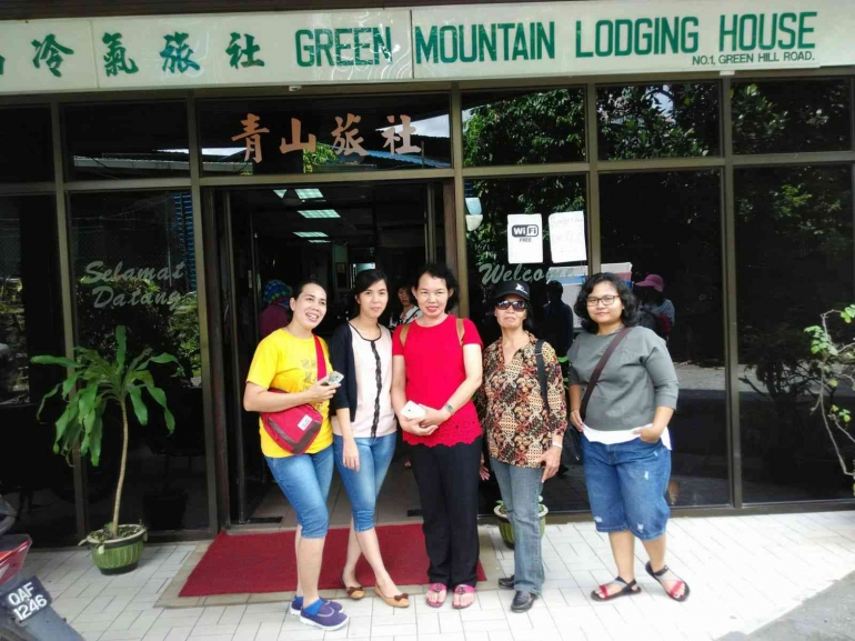 Bu Dinik dan kerabatnya Menginap Di Green Mountain Lodging House (Sumber : Dinik Utami)