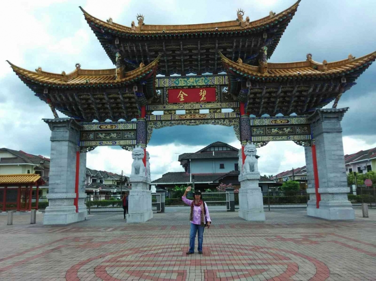 foto Bu Dinik di Malaysia - China Friendship Park (Sumber ; Dinik Utami)