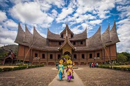 https://www.topsumbar.co.id/2023/11/sumatera-barat-keajaiban-ranah-minang-budaya-kuliner-dan-alam-yang-memikat/2/Input Keterangan & Sumber Gambar (C