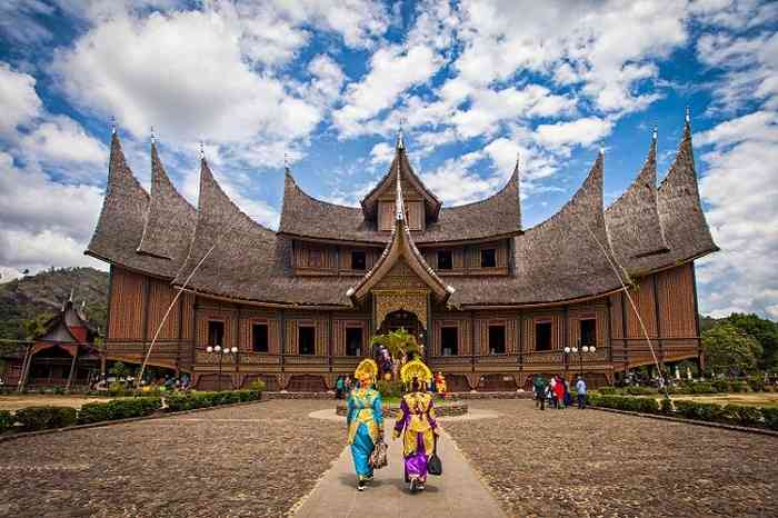 https://www.topsumbar.co.id/2023/11/sumatera-barat-keajaiban-ranah-minang-budaya-kuliner-dan-alam-yang-memikat/2/Input Keterangan & Sumber Gambar (C