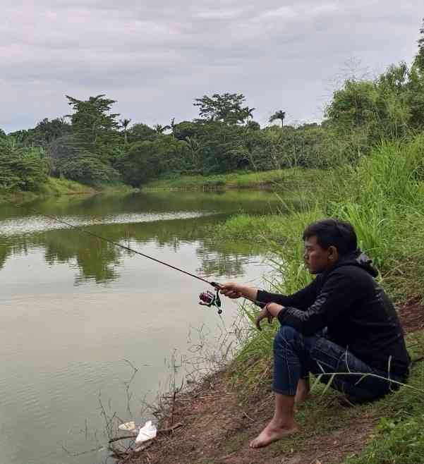 Memancing merupakan aktivitas yang bisa membantu seseorang menenangkan pikiran. (sumber foto: Jandris_Sky)