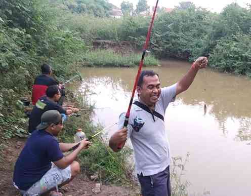 Memancing bisa menjadi ajang silaturahmi yang menyenangkan. (sumber foto: Jandris_Sky)