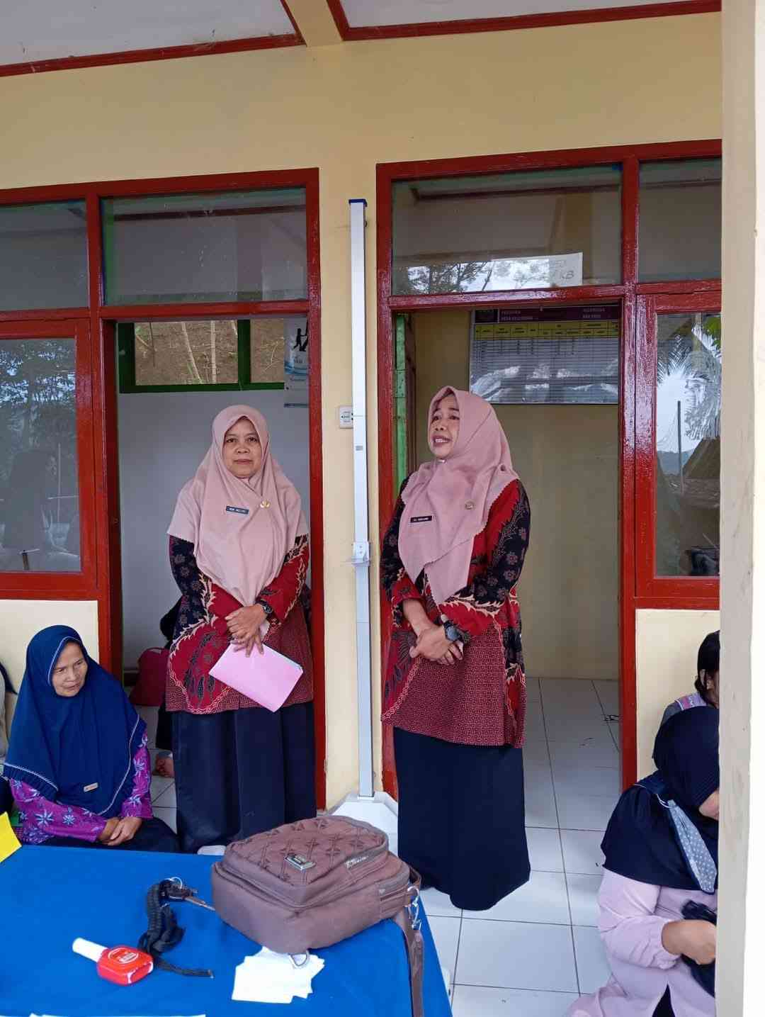 Bidan Nani Mulyani (Kiri) sedang Mendampingi Penyuluh Kesehatan dari Puskesmas (Sumber : FB Eli Herliana)
