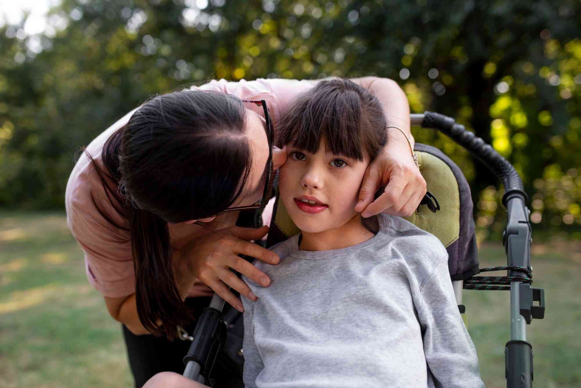 Seorang ibu dan Anak dengan Cerebral Palsy (Sumber: Freepik)