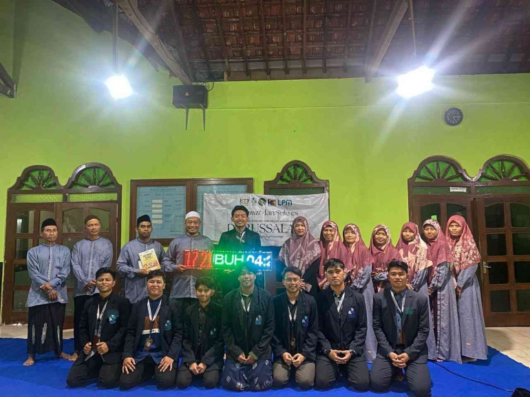 Mahasiswa Berfoto bersama seluruh pengajar di Madin Darussalam (Sumber: Dokumentasi KKNT 36 UNIDA Gontor)